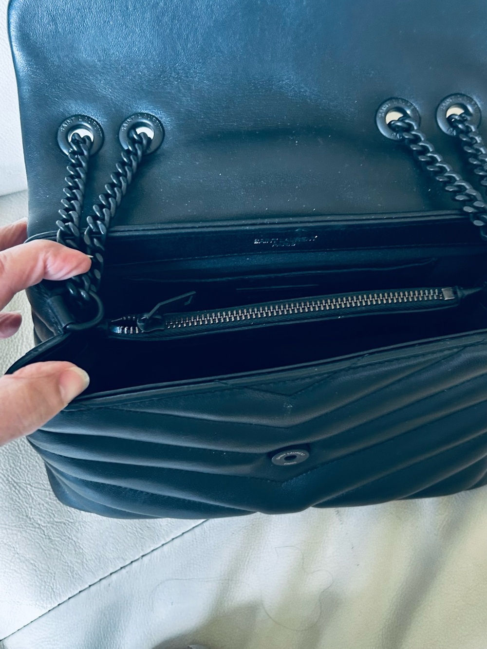 Designer-Inspired Black Quilted Shoulder Bag with Logo Accent - Picture 4 of 6